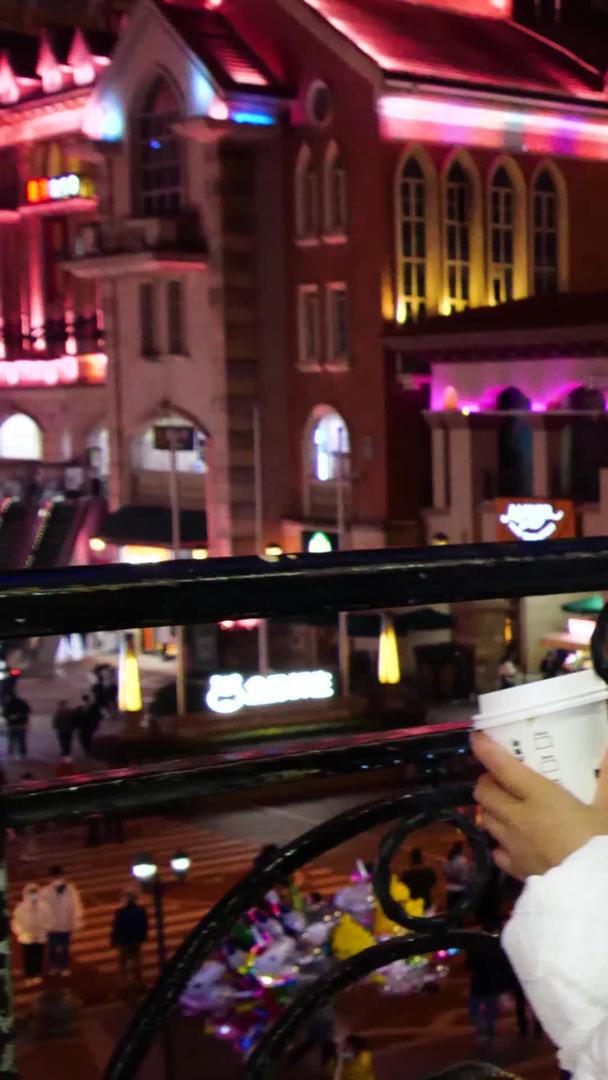 美丽的女孩背影俯瞰发呆喝奶茶喝咖啡背影视频的预览图