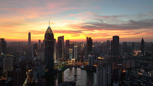 航拍城市天际线高层建筑群日落日落日落日天空视频的预览图