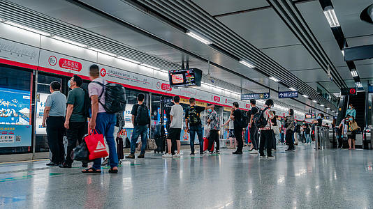 8K慢门大气延时杭州地铁东站旅客上下车视频的预览图