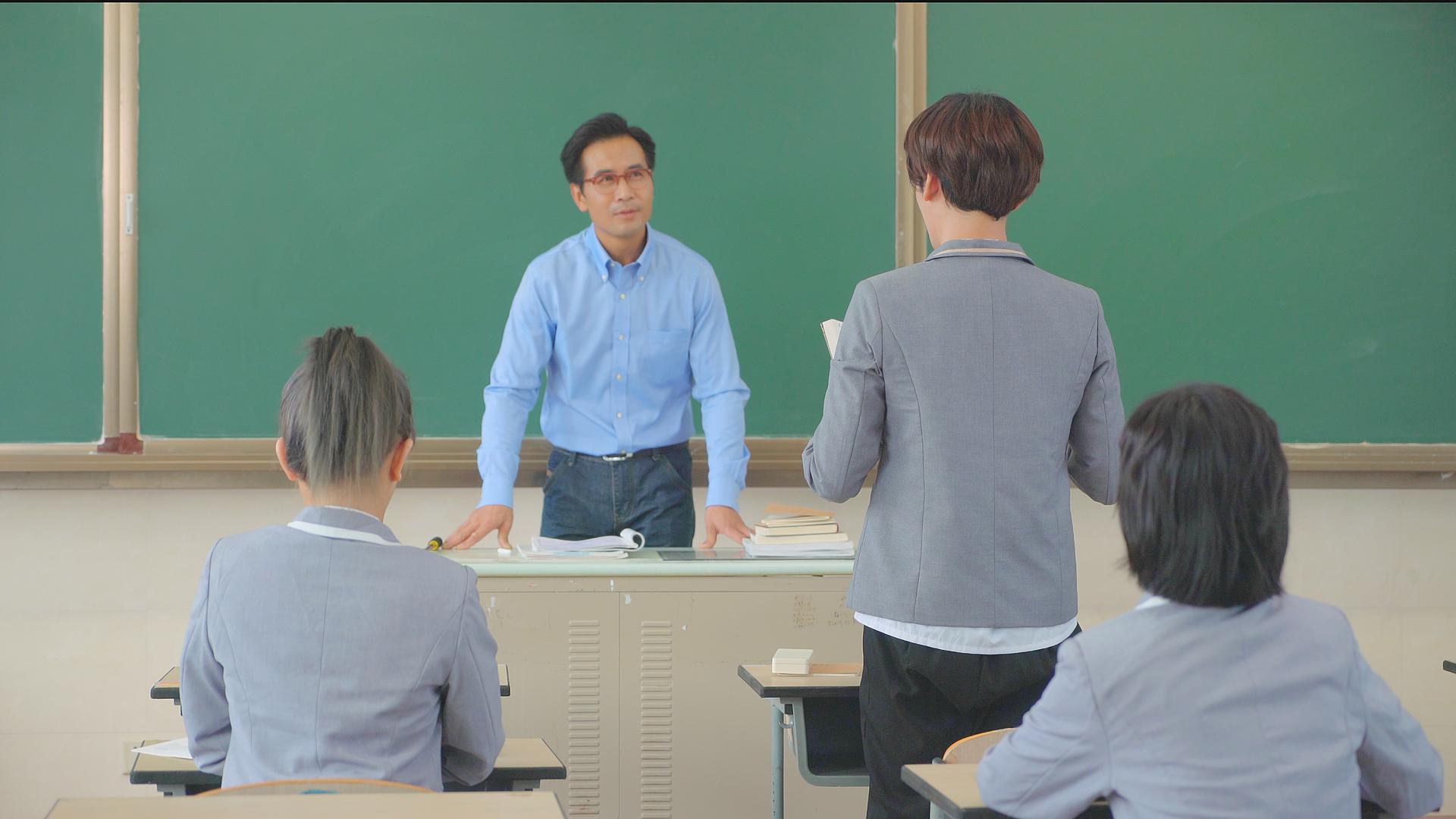 4K教室老师讲课男生答题视频的预览图