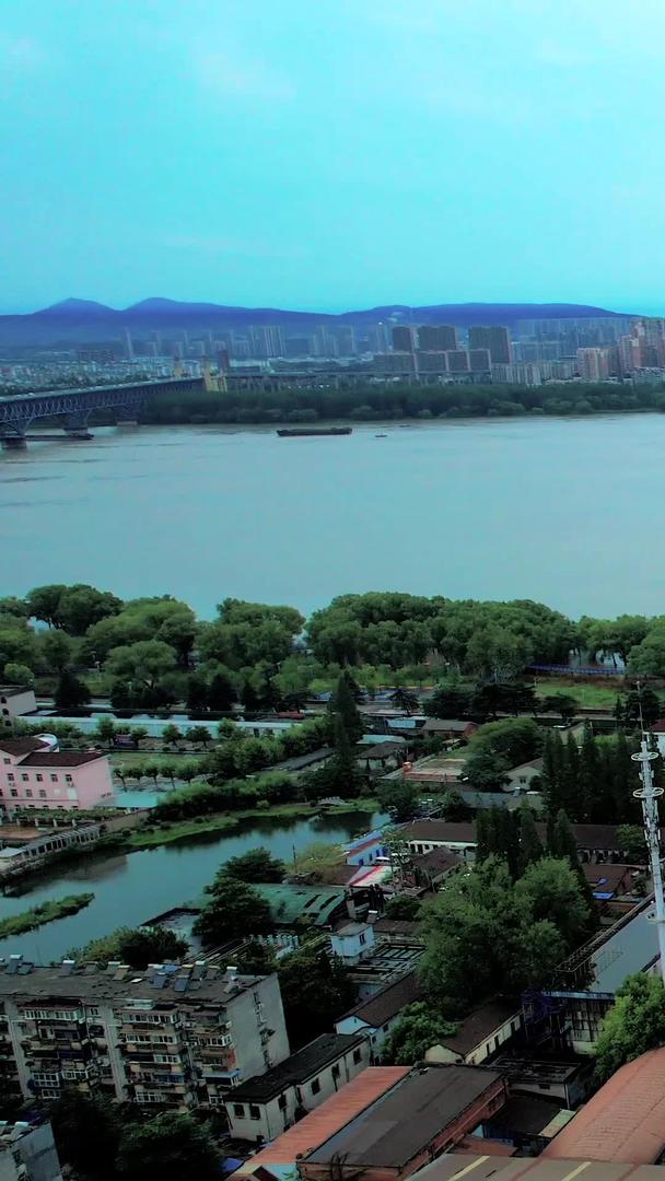 南京江边航拍造船厂视频的预览图