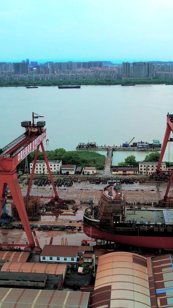 南京江边航拍造船厂视频的预览图
