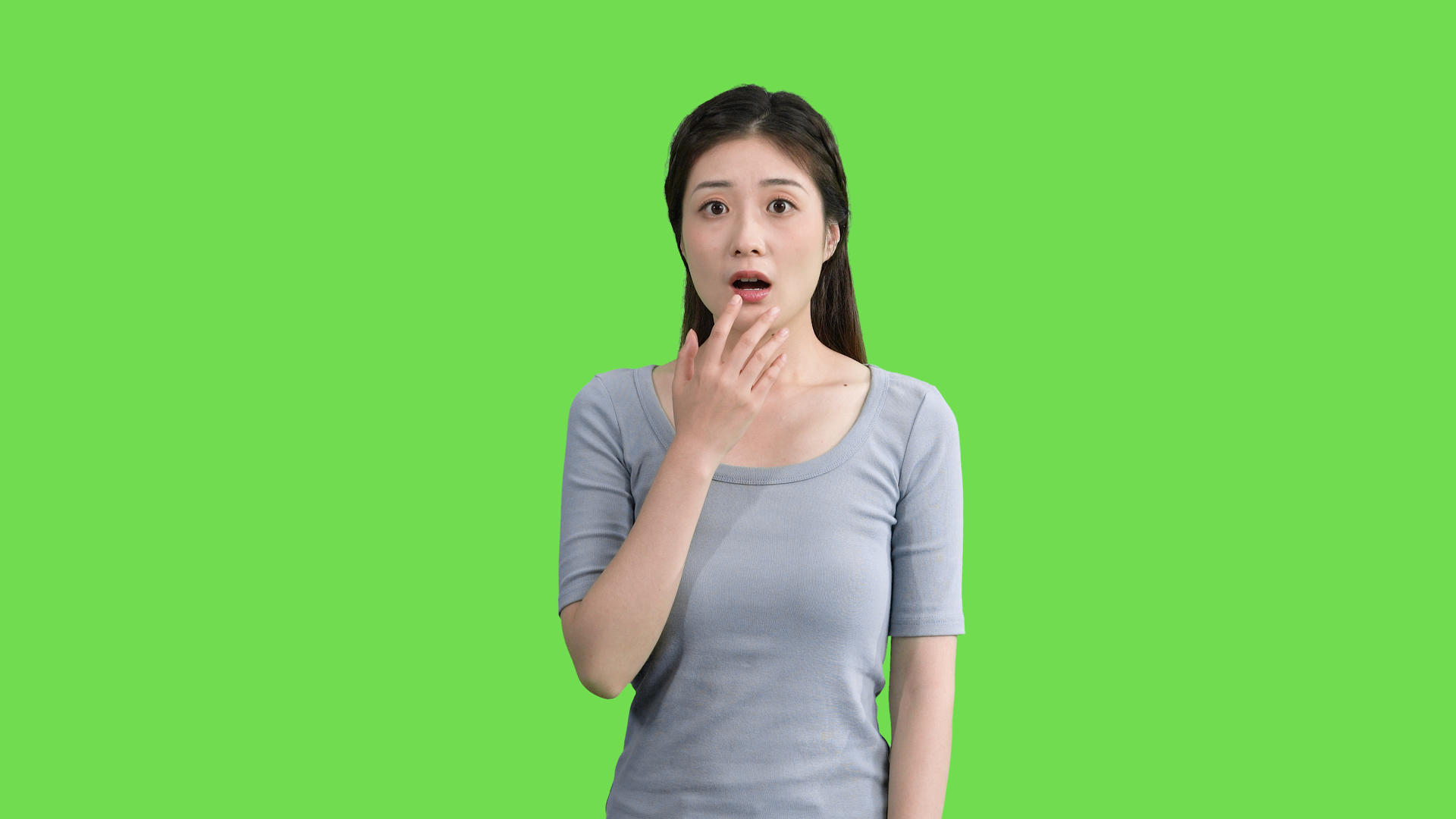 4k穿休闲服的女生吃惊惊讶捂嘴绿幕视频视频的预览图