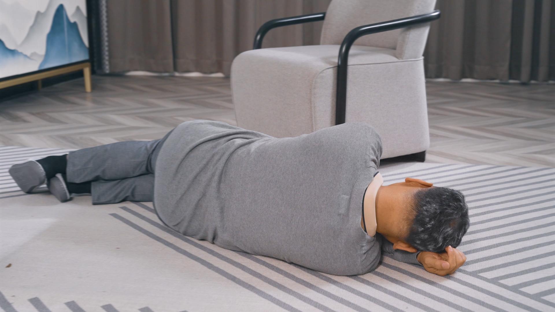 4K老年男性晕倒昏迷不醒视频的预览图