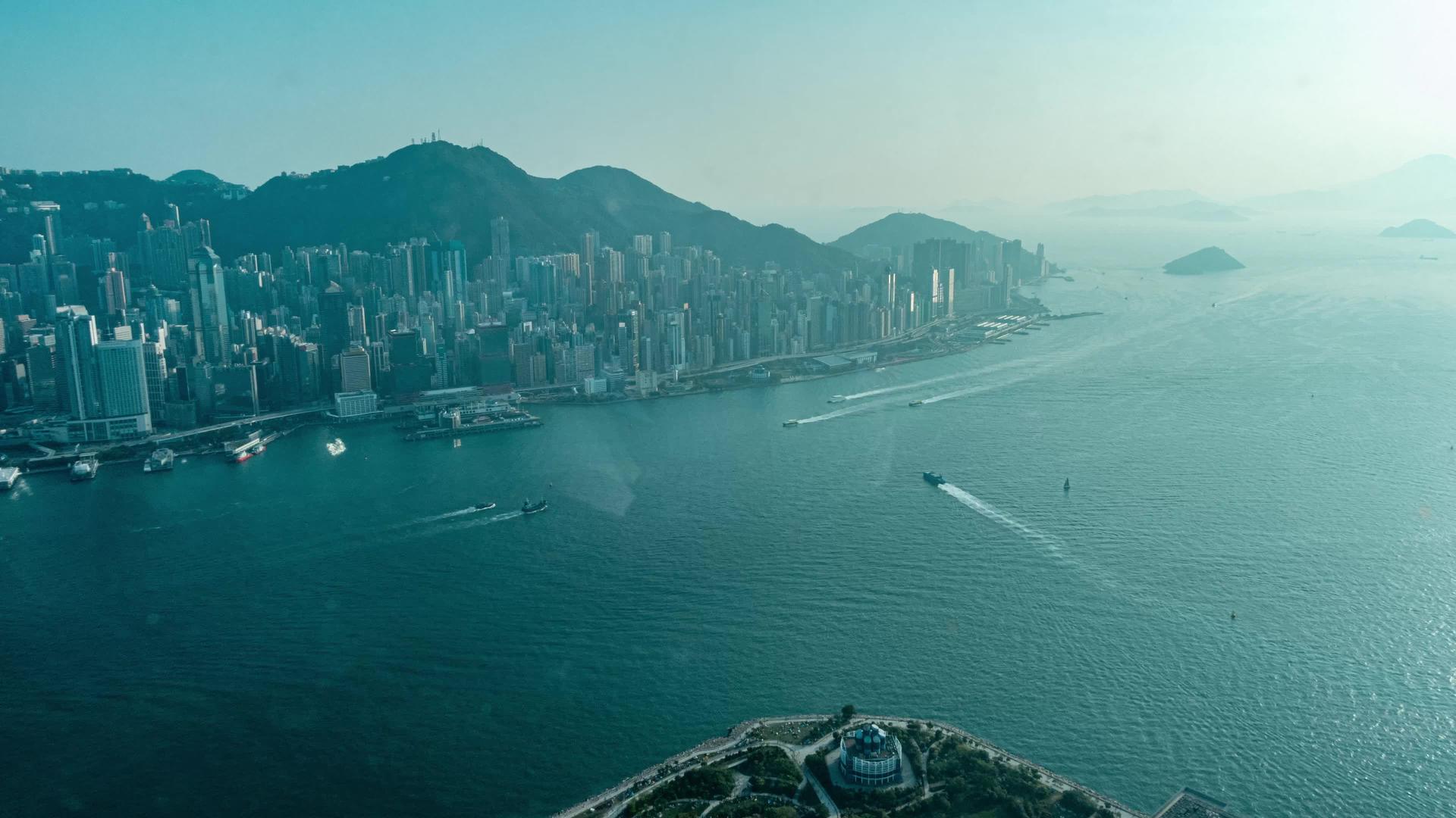 俯瞰香港城市海上游船延时4k视频的预览图