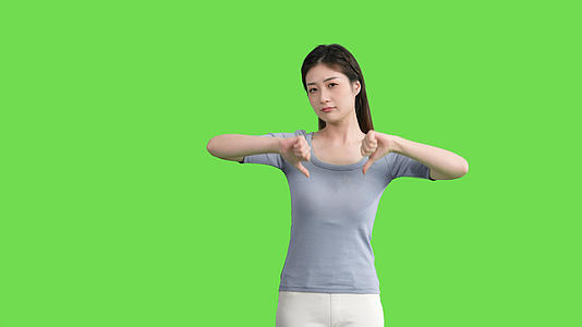4k穿休闲服的女生倒喝彩反赞动作绿幕视频视频的预览图