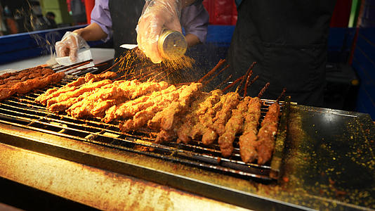 新疆地方特色餐饮美食小吃烤羊肉串制作过程4k素材视频的预览图