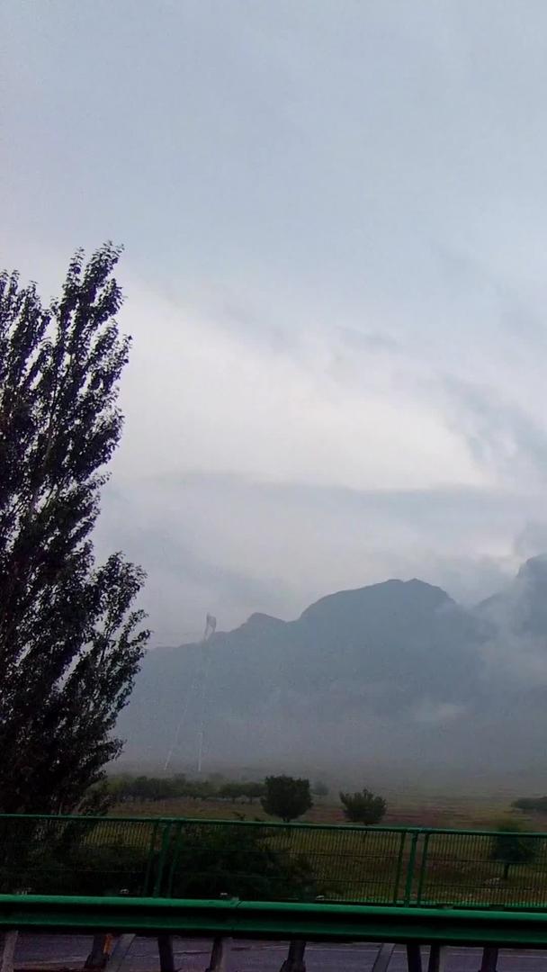 三组镜头实拍云雾缭绕的高山峻岭视频的预览图