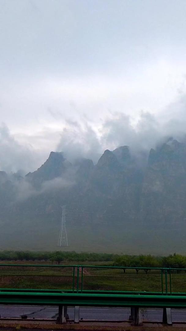 三组镜头实拍云雾缭绕的高山峻岭视频的预览图