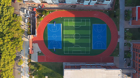 航拍城市中学校园彩色足球场4k素材视频的预览图