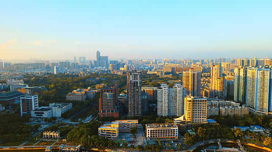4K航拍广州城市天际线蓝天白云视频的预览图