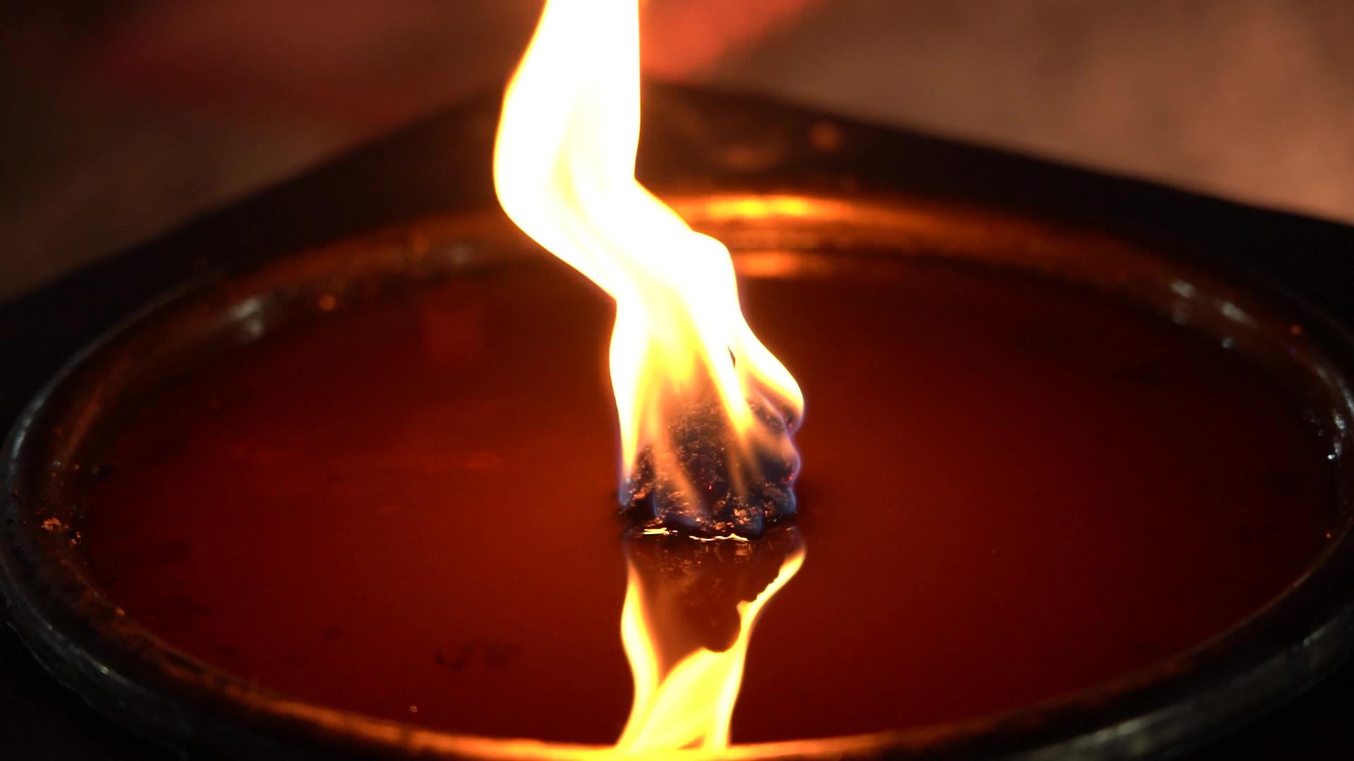 燃烧的4K灯油火焰实拍视频视频的预览图
