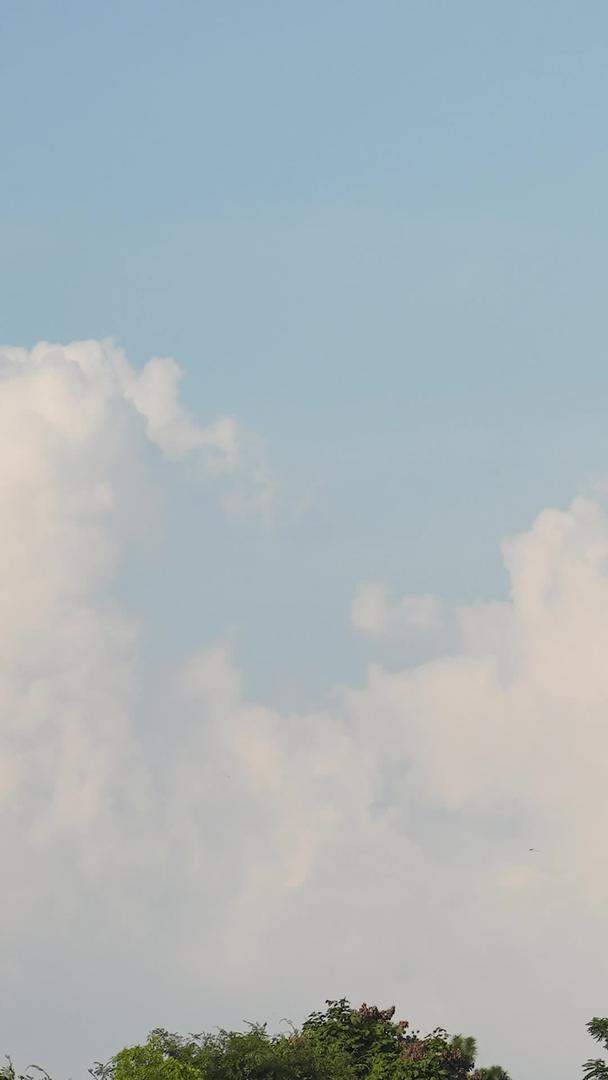 延迟摄影城市古建筑蓝天白云天空流动的白云素材视频的预览图