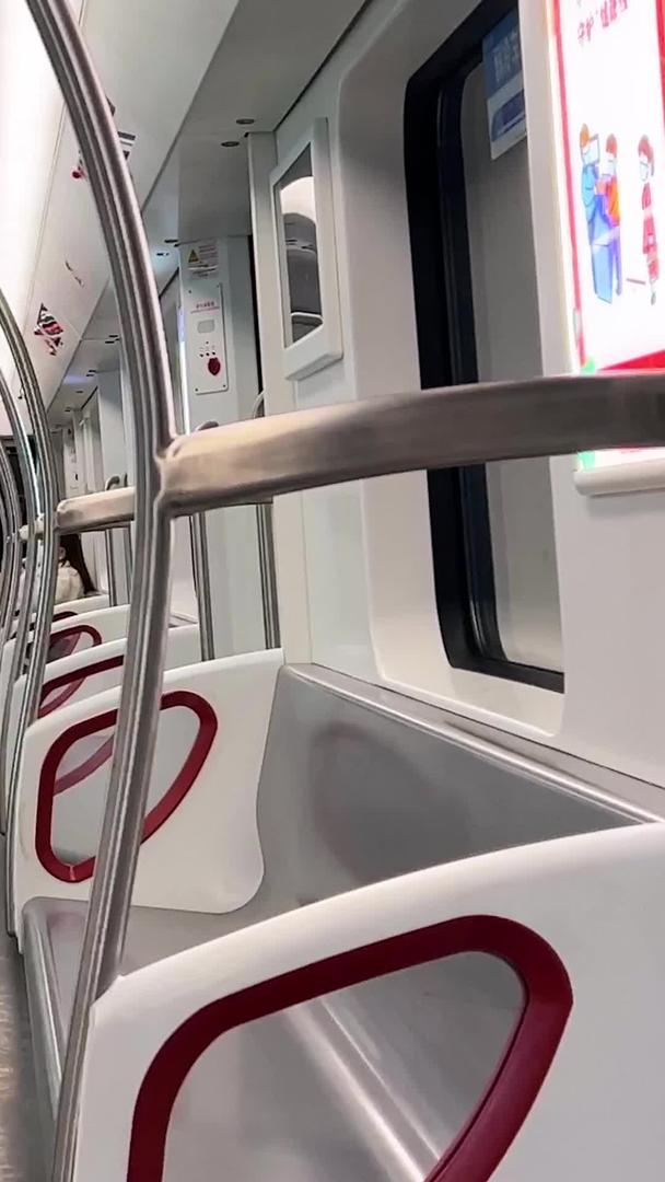 疫情期间城市轨道交通空旷地铁车厢行驶中的列车素材视频的预览图
