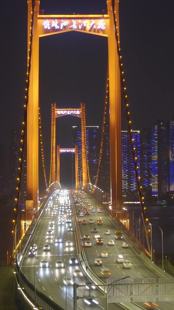 航拍城市地标桥夜景武汉鹦鹉洲长江大桥交通道路交通流量材料视频的预览图