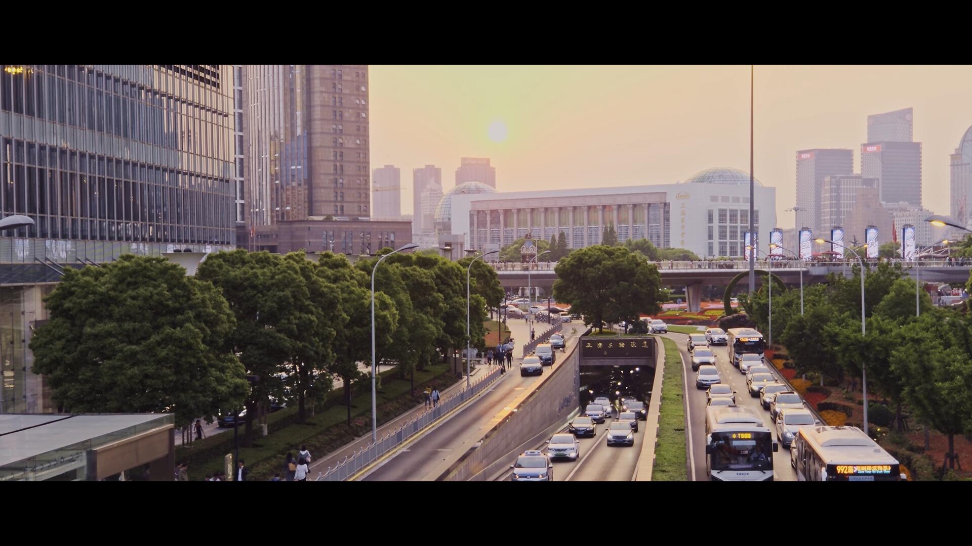 黄昏下的上海马路交通视频的预览图