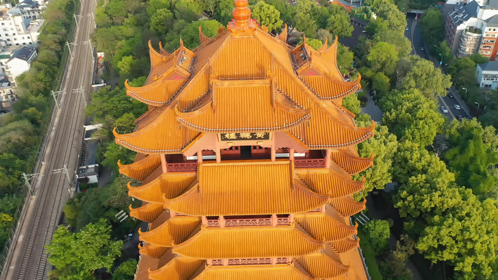 近距离航拍武汉城市地标风光旅游黄鹤楼视频的预览图