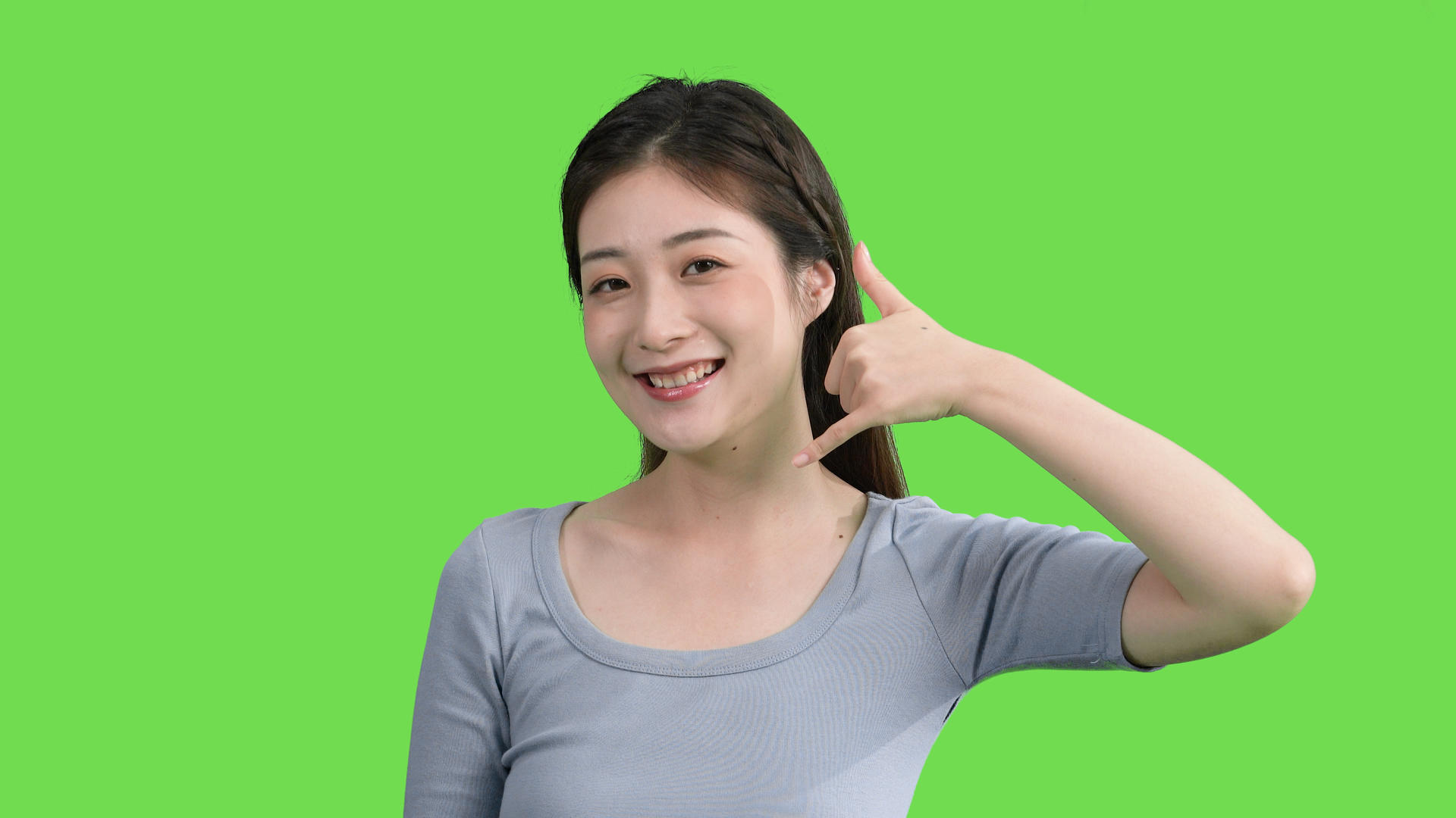 4k穿休闲服的女生电话手势打电话来电提醒手势动作绿幕视频视频的预览图