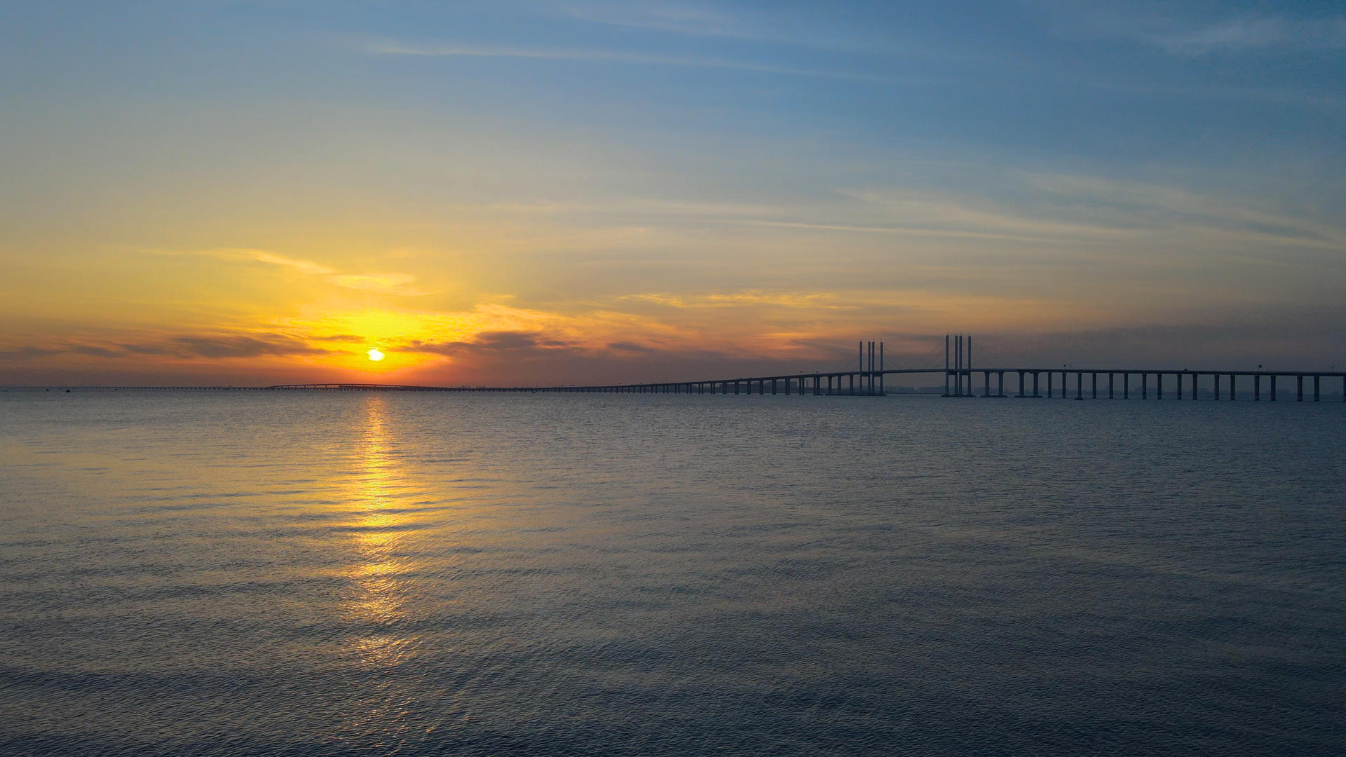 4k青岛跨海大桥超美日落视频的预览图