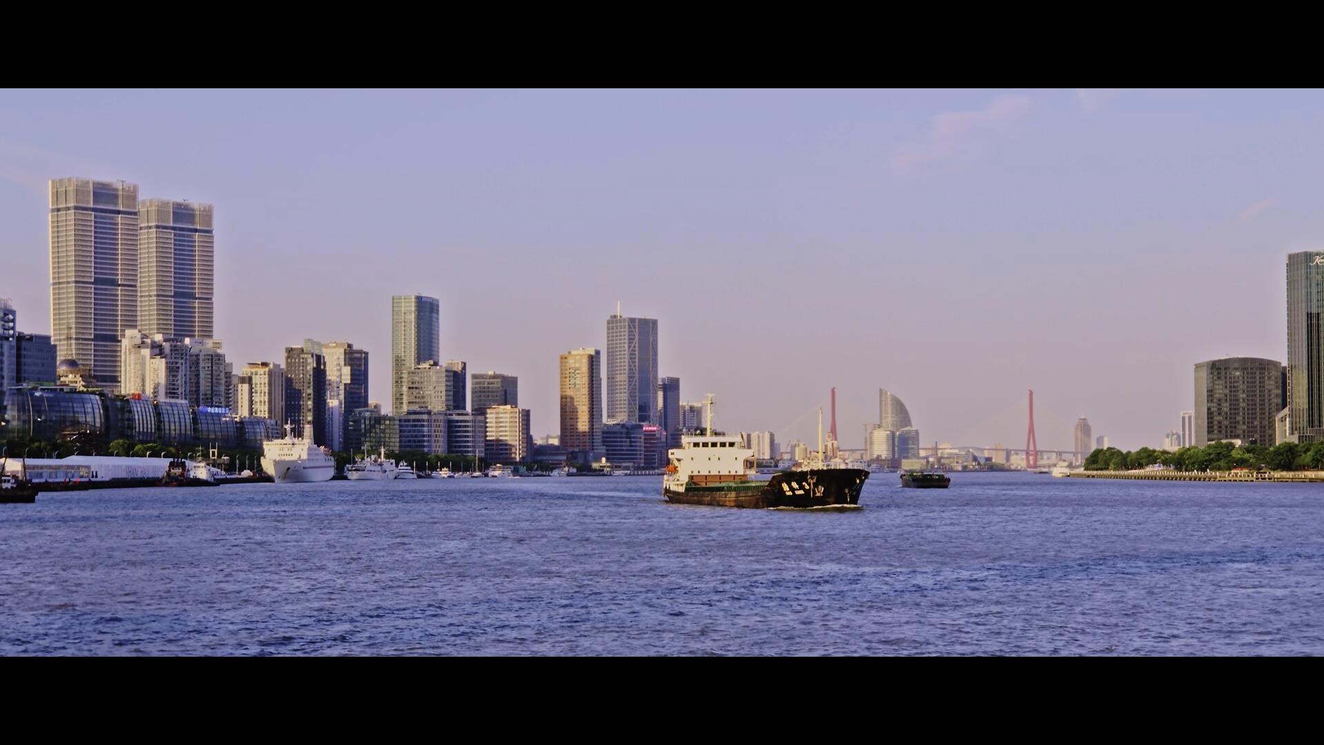 上海黄浦江船只视频视频的预览图