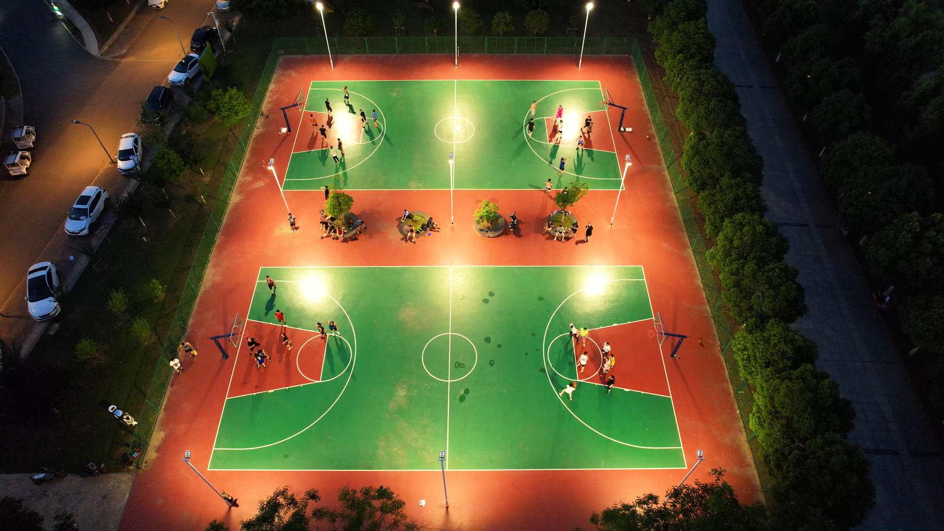 城市街头灯光篮球场运动健身4k素材视频的预览图