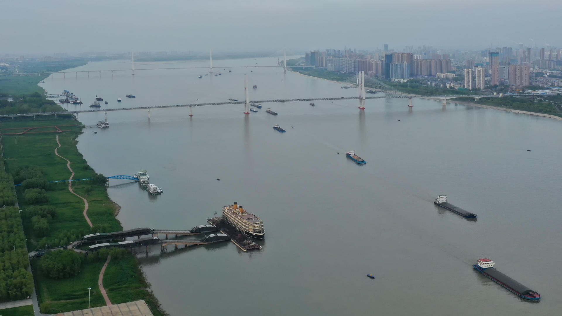 航拍城市风光长江武汉知音号码头江景素材视频的预览图