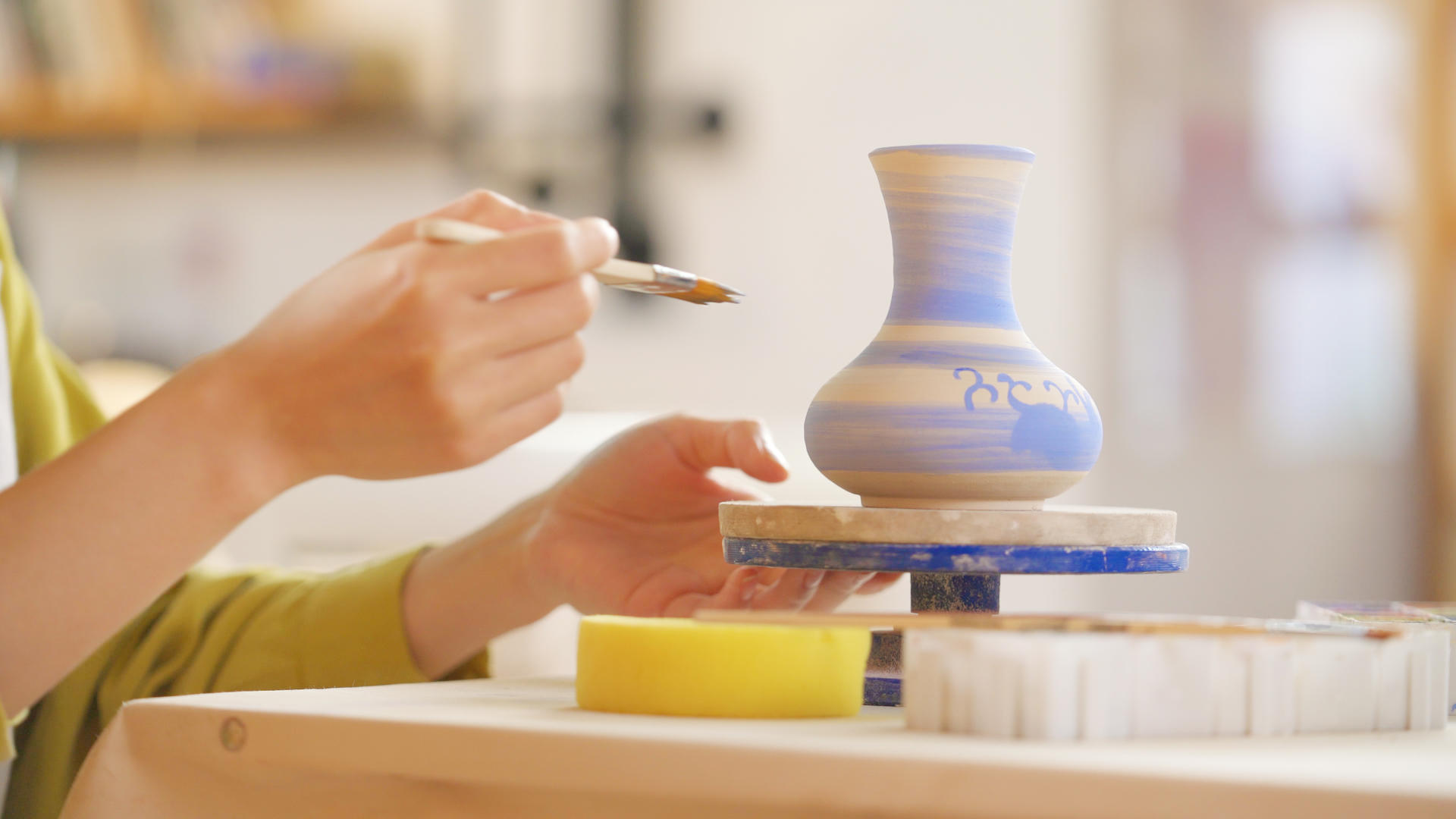 4k手工课陶艺课用刷子给陶器上色视频的预览图