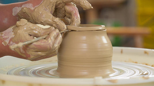 4k手工课做陶器陶土利坯工艺视频的预览图