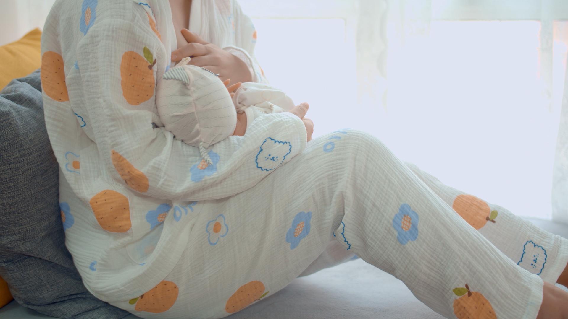 4K实拍母乳喂养新生儿视频素材视频的预览图