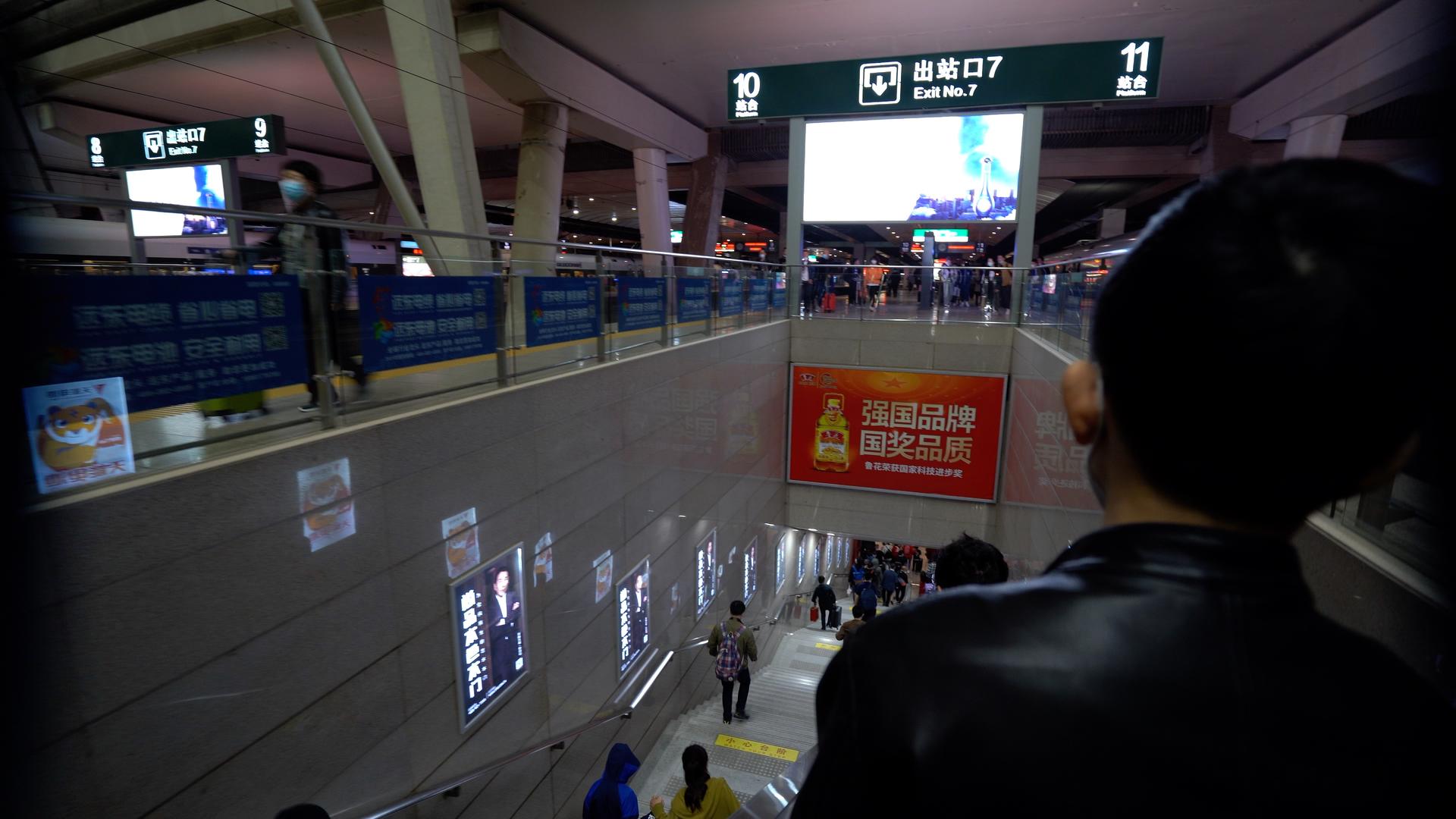 旅客高铁出站下电梯视频的预览图