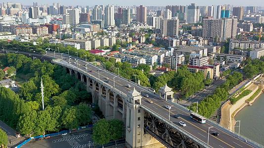 航拍武汉长江大桥桥头堡和桥上交通视频的预览图