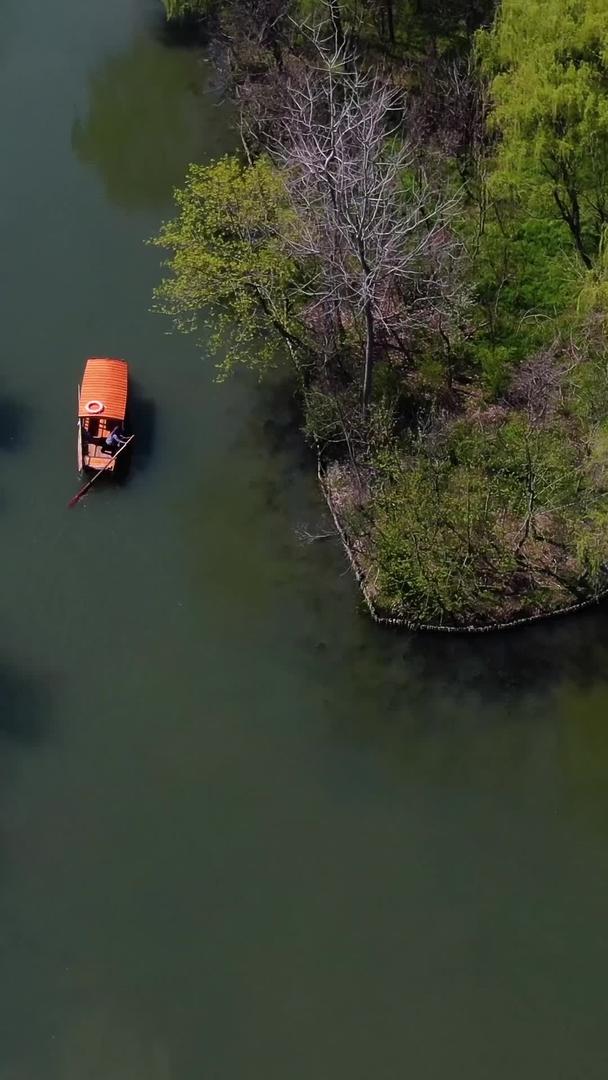 江苏省5A风景名胜湖国家湿地公园河道划船视频视频的预览图