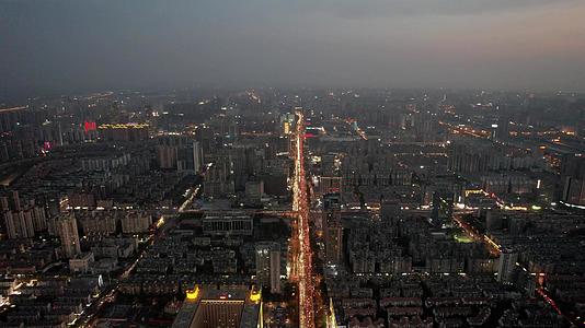 湖南长沙城市夜间高峰交通拥堵视频的预览图