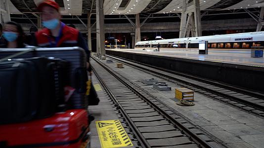 高铁站旅客乘车视频的预览图