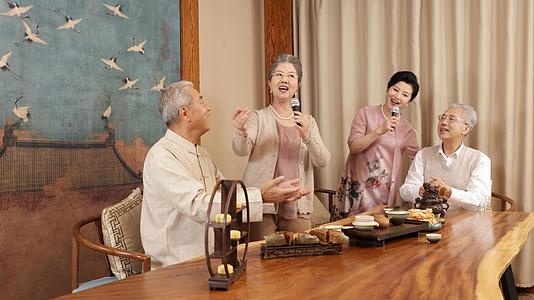 老年人们兴致勃勃的唱歌视频的预览图