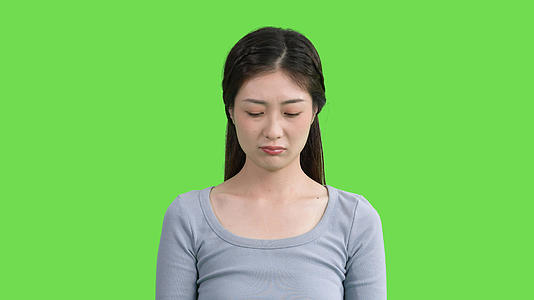 4k穿休闲服的女生委屈难受难过表情动作绿幕抠像视频视频的预览图