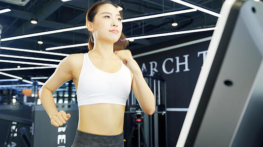 4K运动健身房美女生健美器械锻炼训练跑步有氧视频的预览图