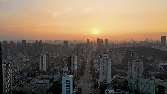 航拍城市主干道日落景观视频的预览图