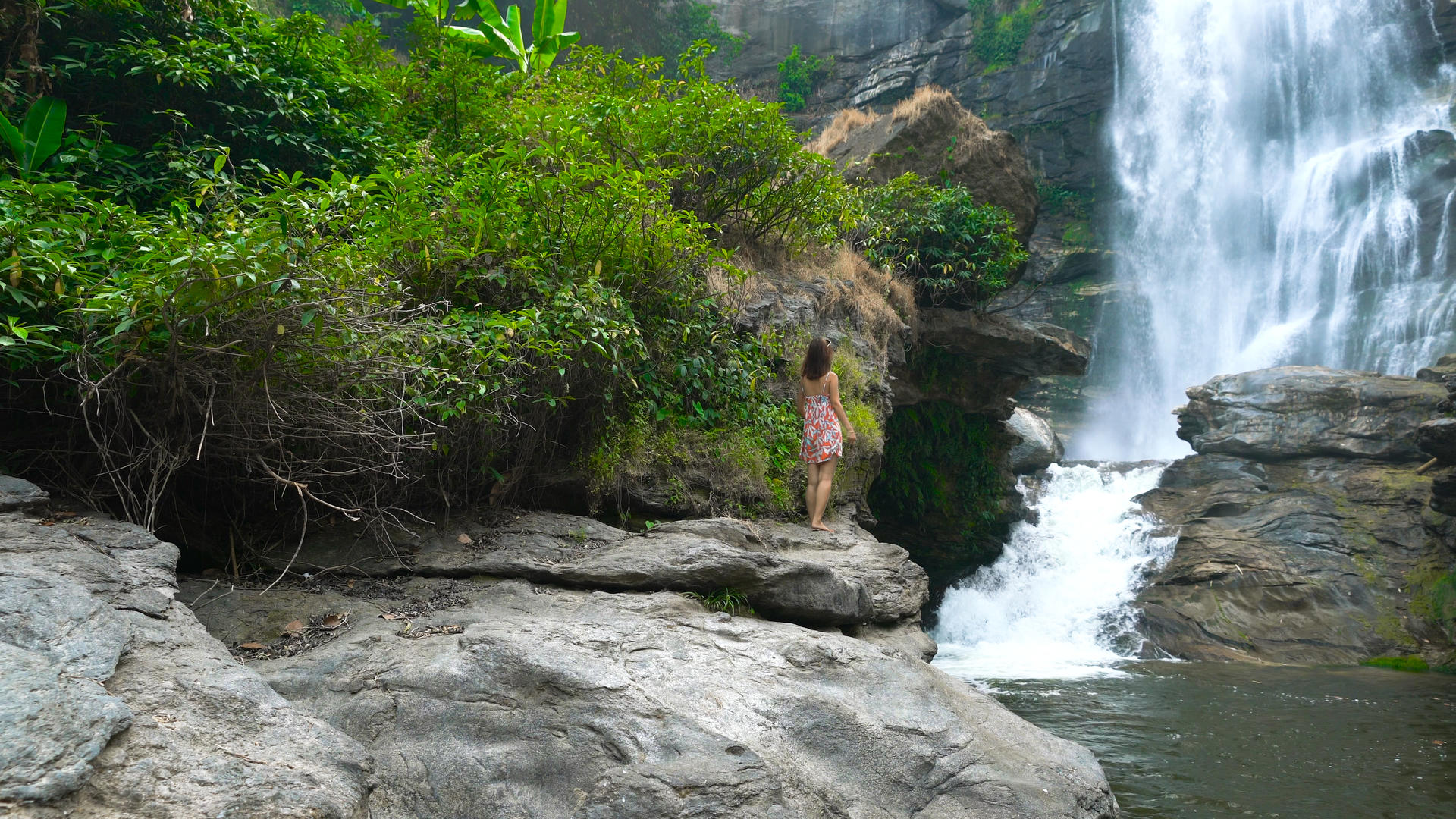 泰国瀑布下长裙少女行走实拍4K视频的预览图