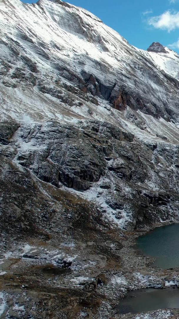 高海拔湖泊和雪山山峰航拍视频视频的预览图