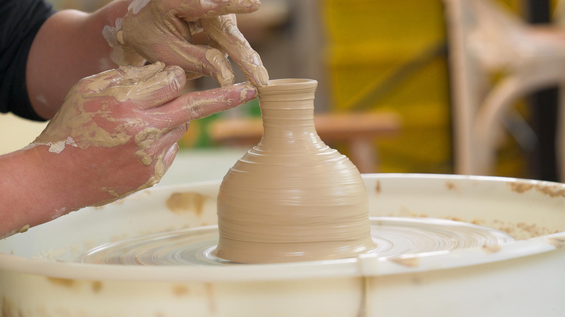4k陶器店陶瓷DIY使用陶泥转盘机拉胚塑形动作特写视频的预览图
