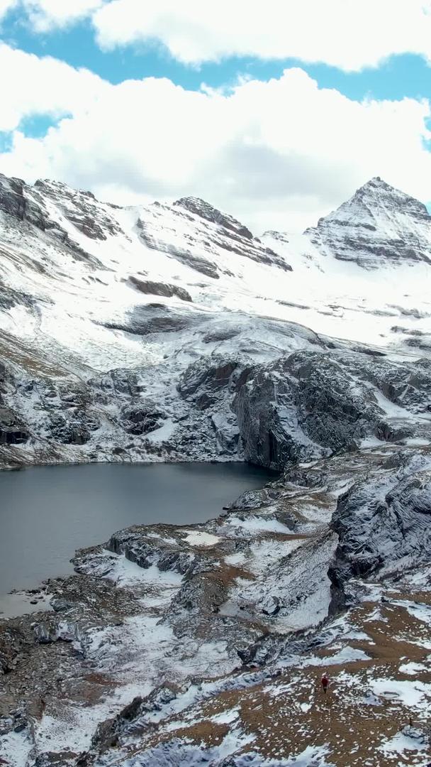 高海拔湖泊和雪山山峰航拍视频视频的预览图