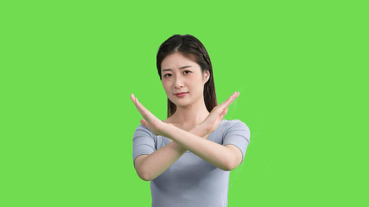 4k穿休闲装的女生比叉手势拒绝动作绿幕视频视频的预览图