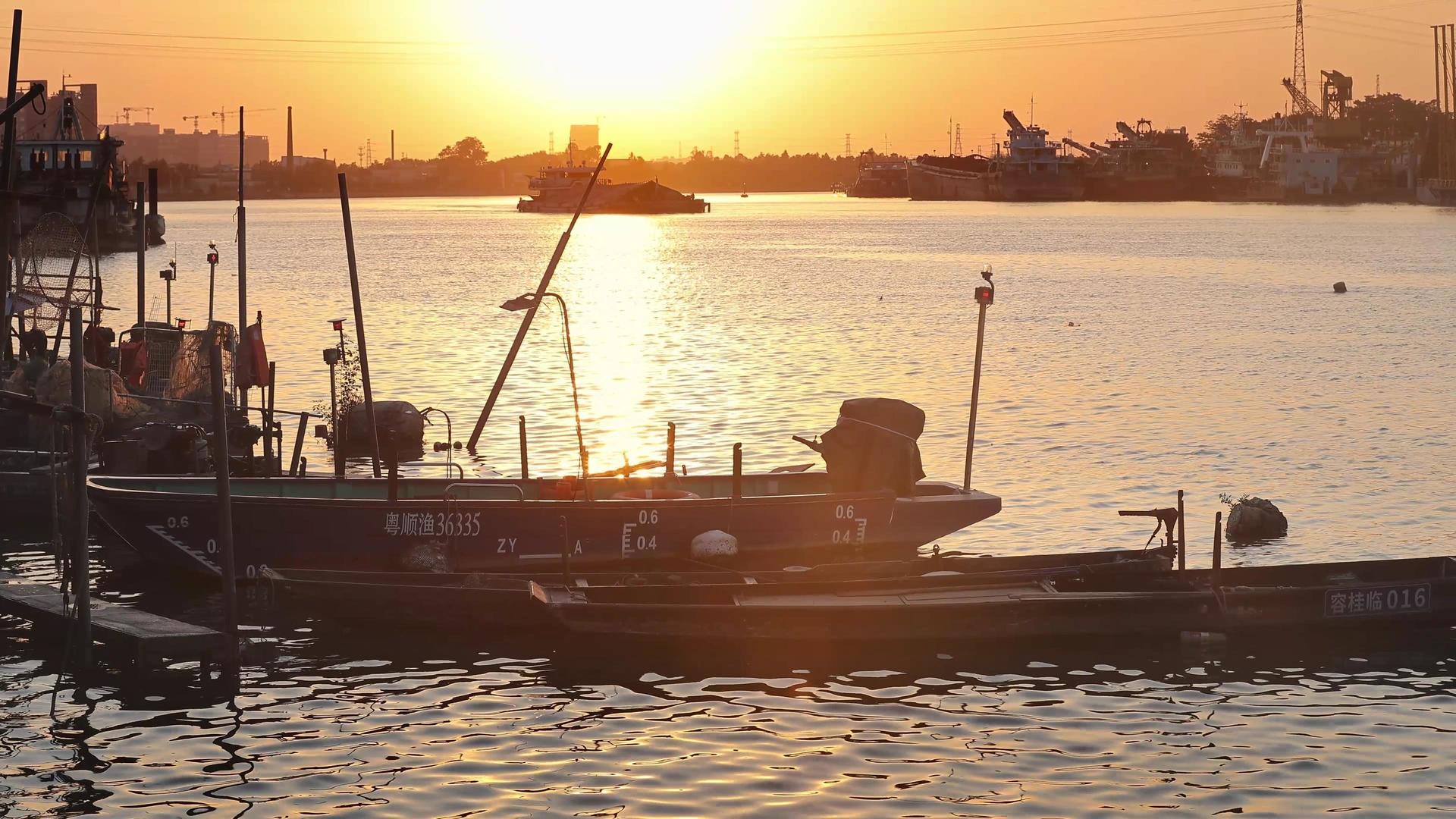 4K拍摄城市大海日落夕阳船泊剪影视频的预览图