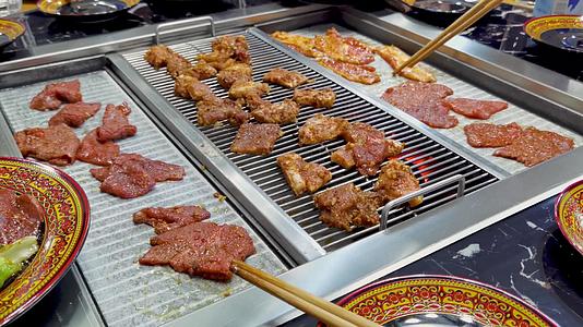 四川火盆木炭烤肉视频的预览图