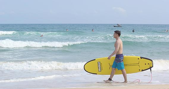 8K男青年海边抱着冲浪板行走视频的预览图