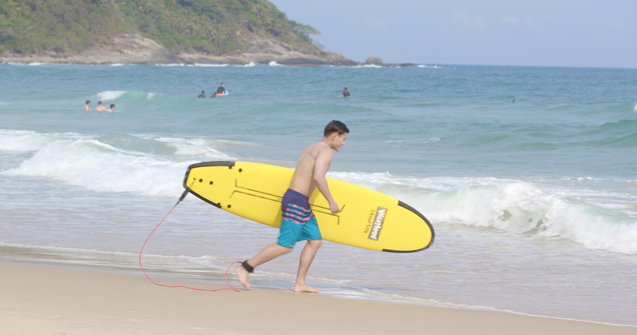8K男青年抱着冲浪板冲向海水视频的预览图