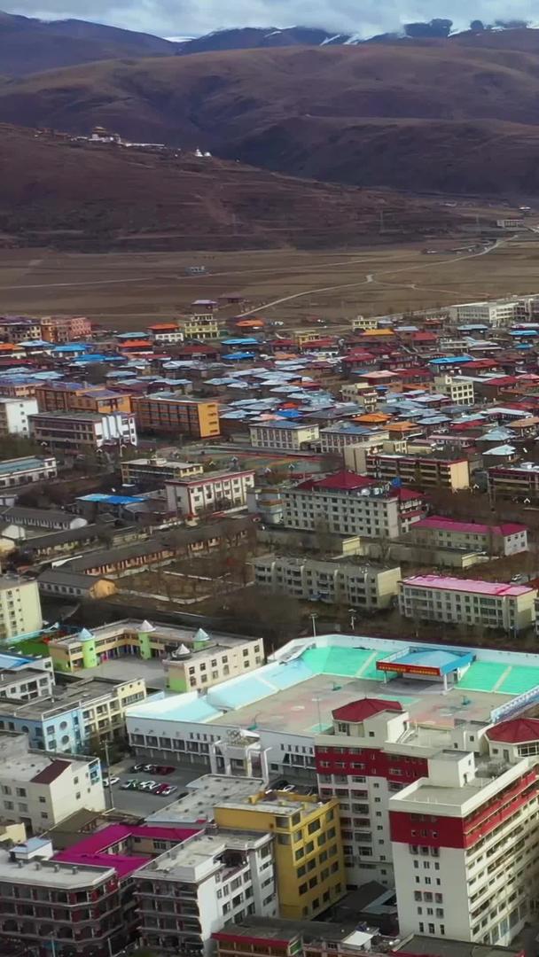 甘孜藏族自治州城区航拍视频视频的预览图