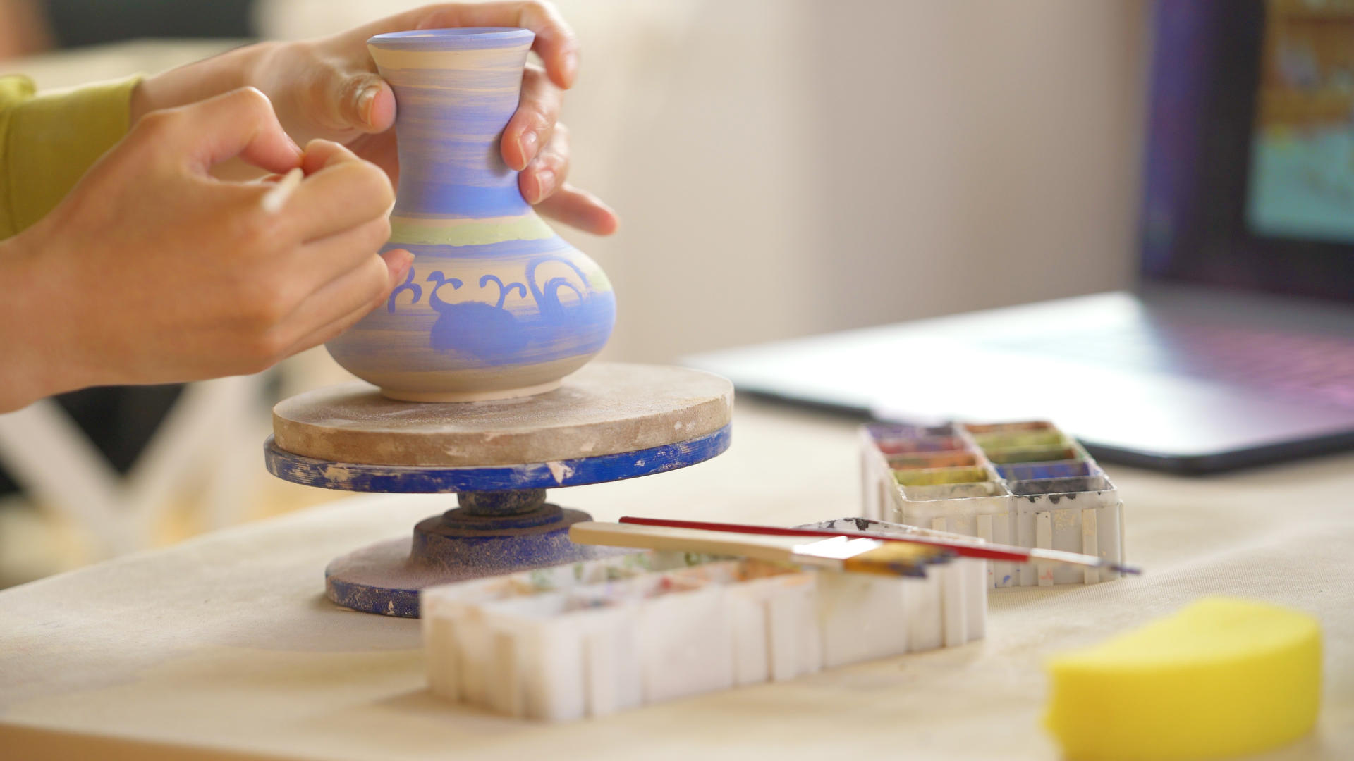 4k陶器绘画花纹上色手工制作视频的预览图