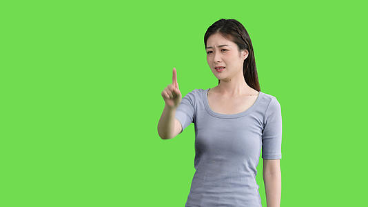 4k穿休闲装的女生嘲讽讽刺表情动作绿幕视频视频的预览图